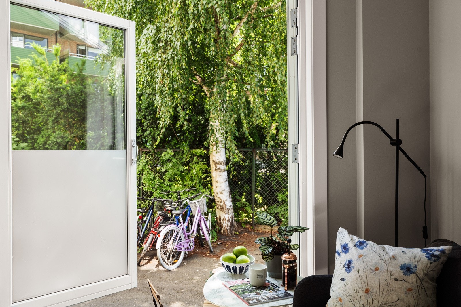 Tofløyet balkongdør gir en lys og luftig følelse i rommet, med mulighet for å benytte plassen utenfor som en liten utendørs oase. Galleribilde
