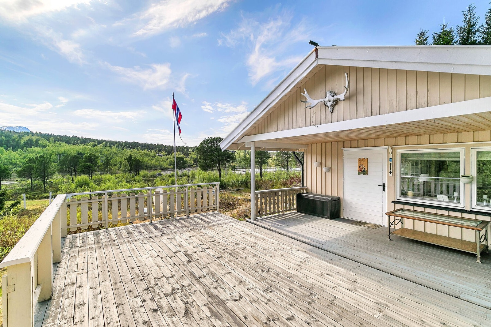 Stor ot solrik terrasse Galleribilde