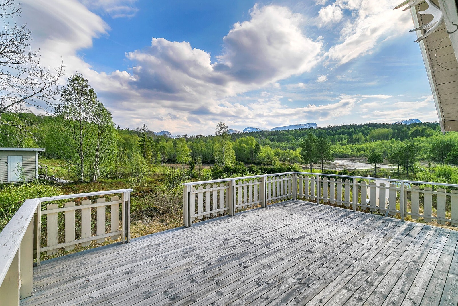 Stor og solrik terrasse Galleribilde