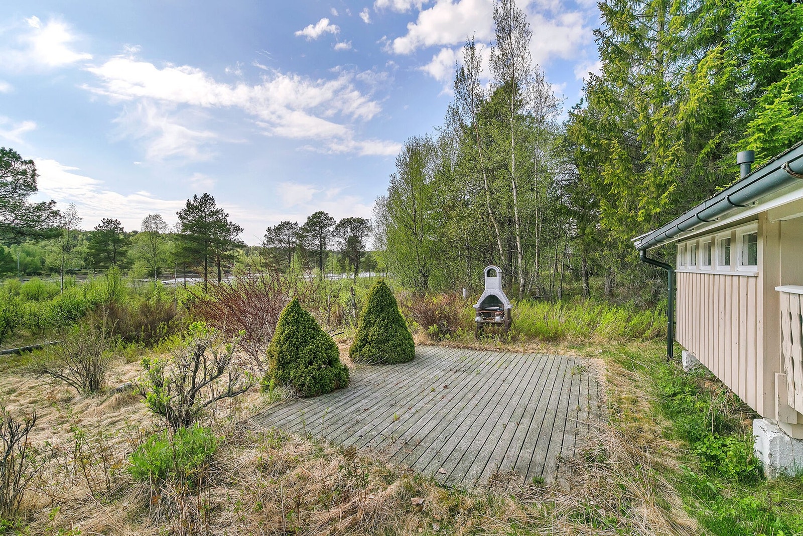 Platt på forsiden av hytta Galleribilde