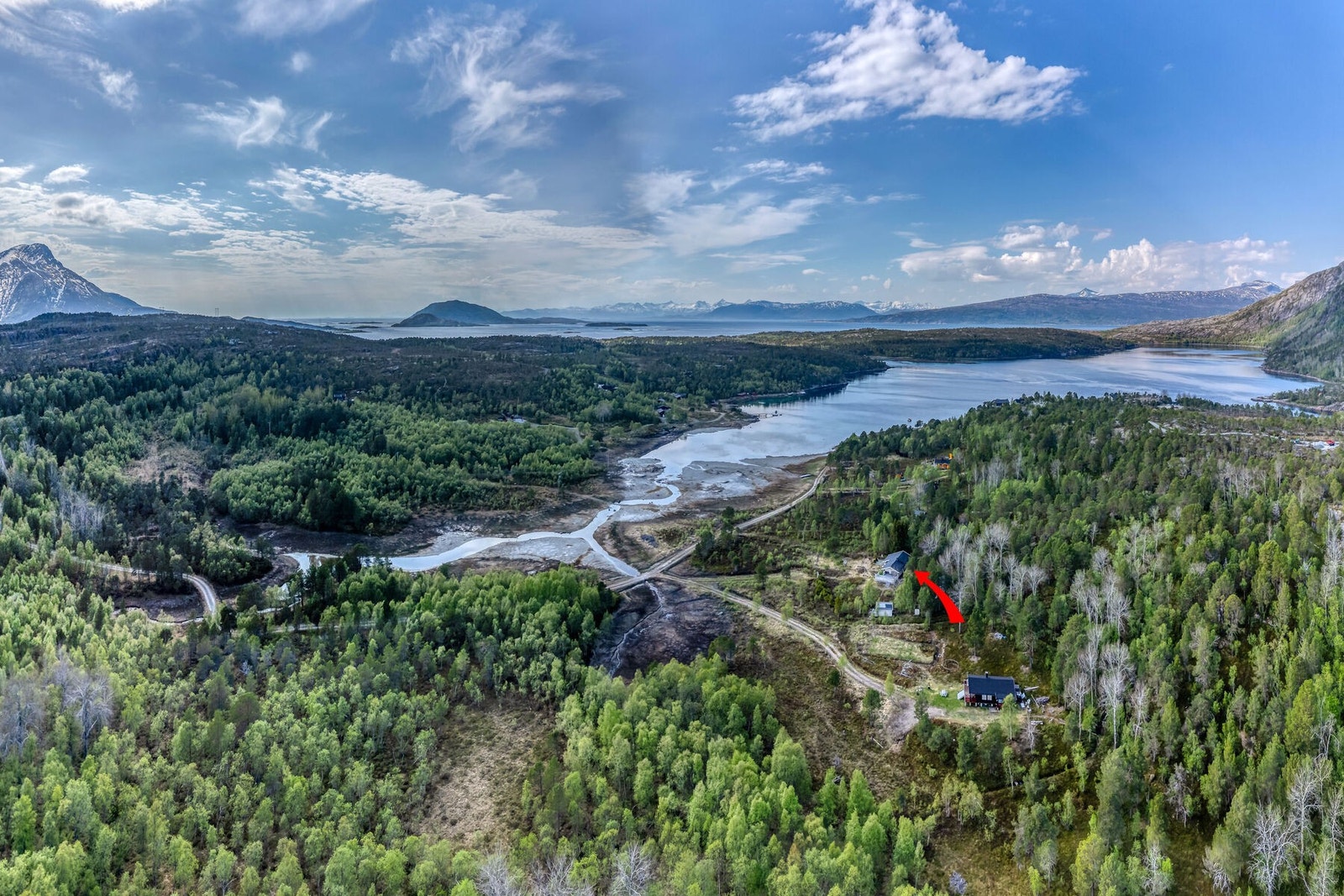 Hytta har en avskjermet beliggenhet med kort vei til sjøen. Eiendommen disponerer naust i felles anlegg. Galleribilde