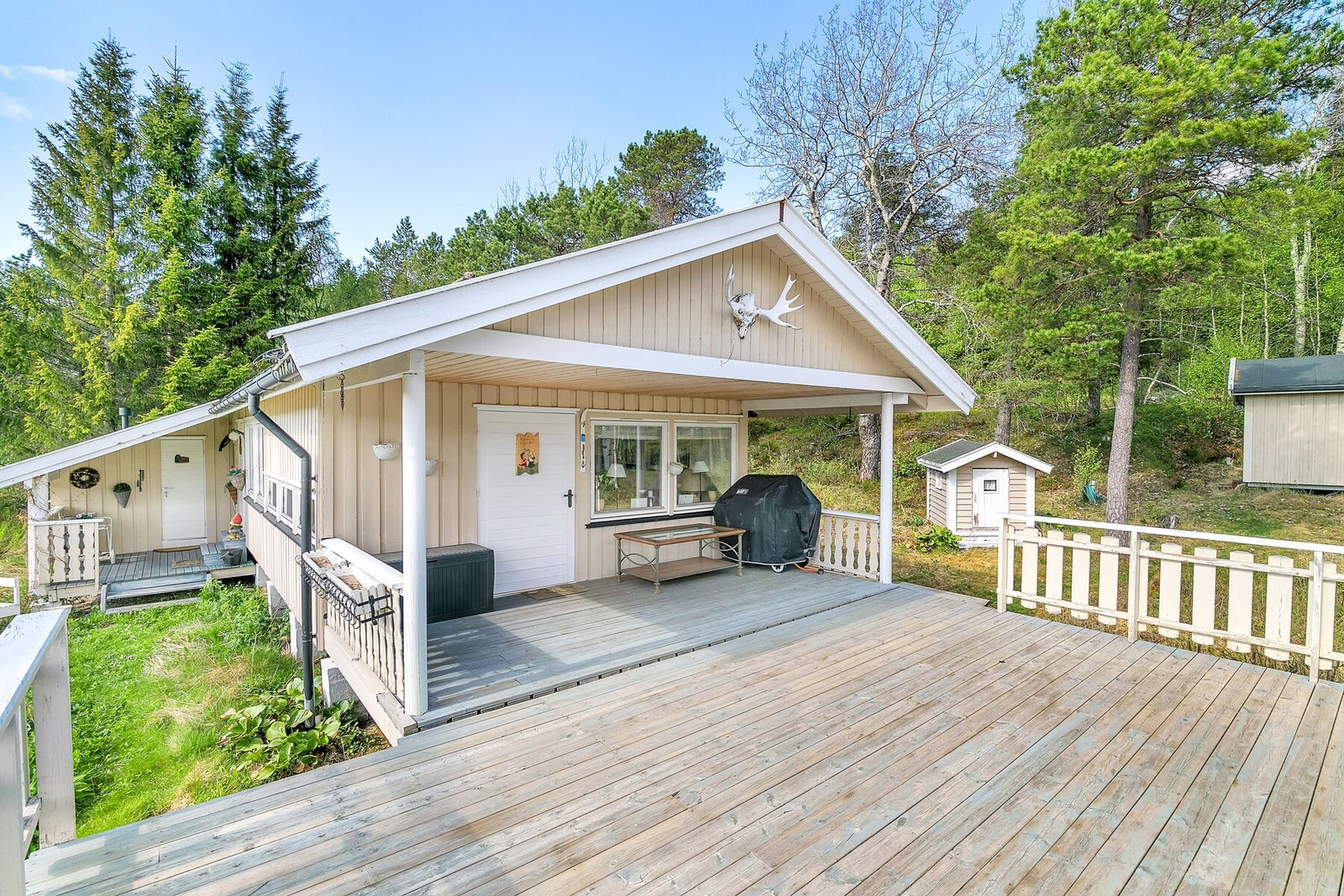 Stor og solrik terrasse Galleribilde