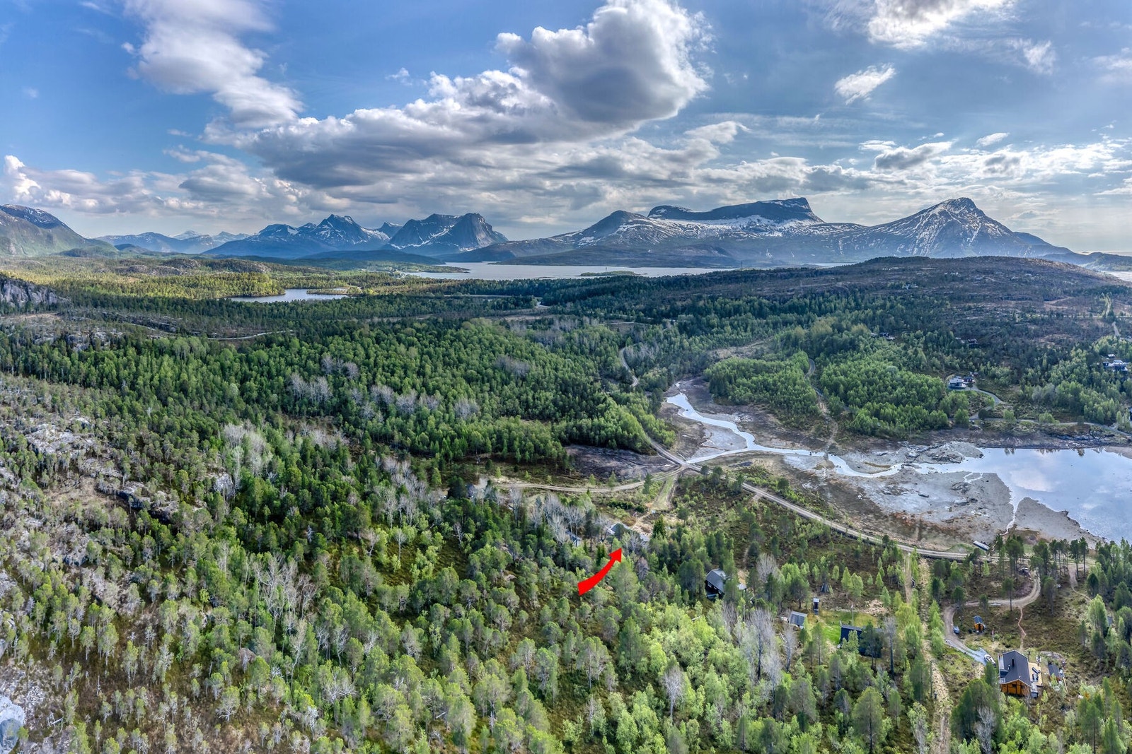 Hytteforeningen består av 8 hytter. Felles vei og sommervann. Galleribilde