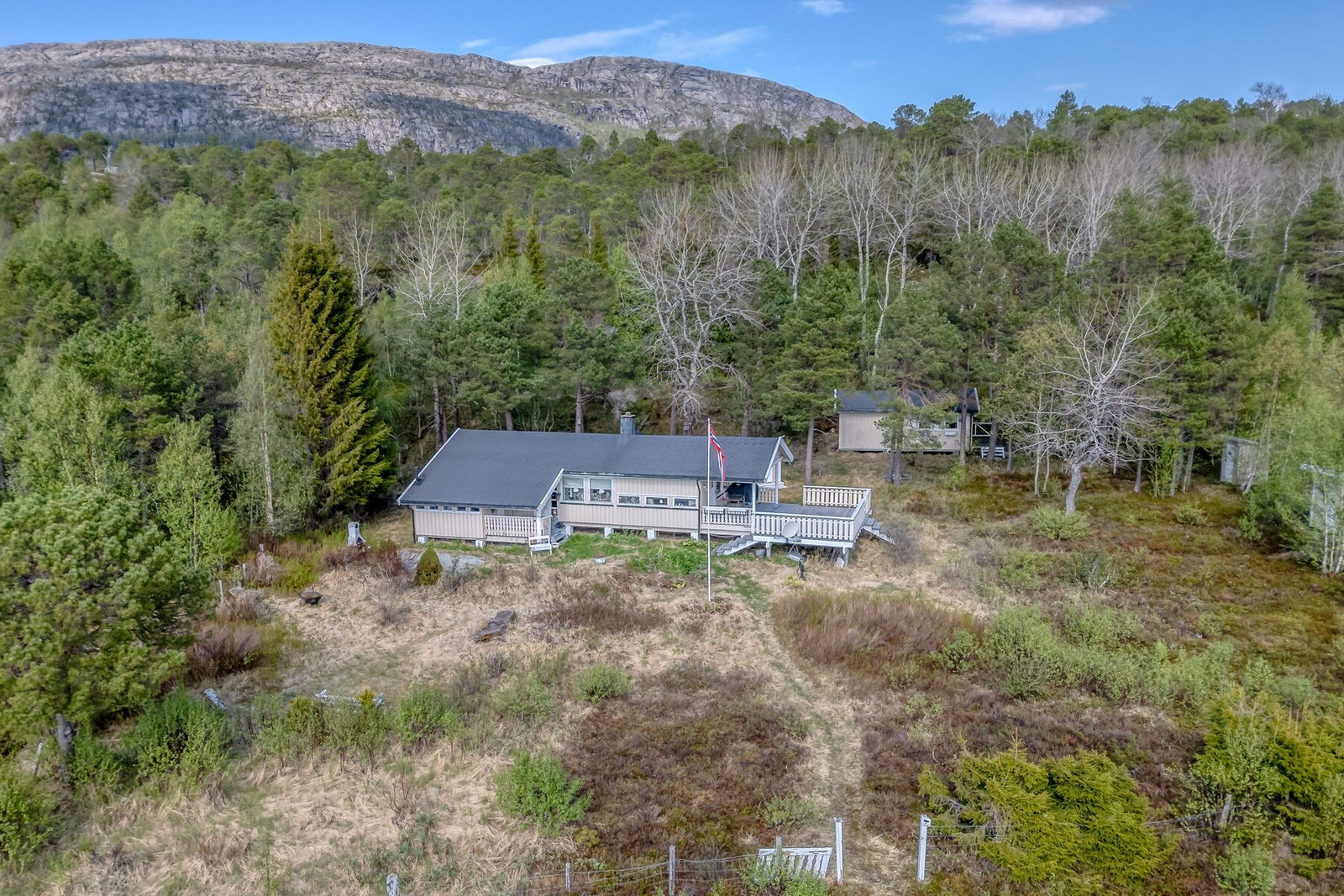 Hytta har en lun og avskjermet beliggenhet Galleribilde