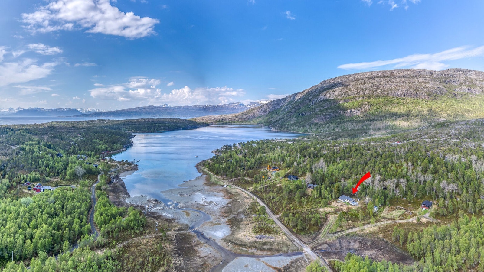 Kort vei til sjøen. Kjørevei helt frem til eiendommen Galleribilde