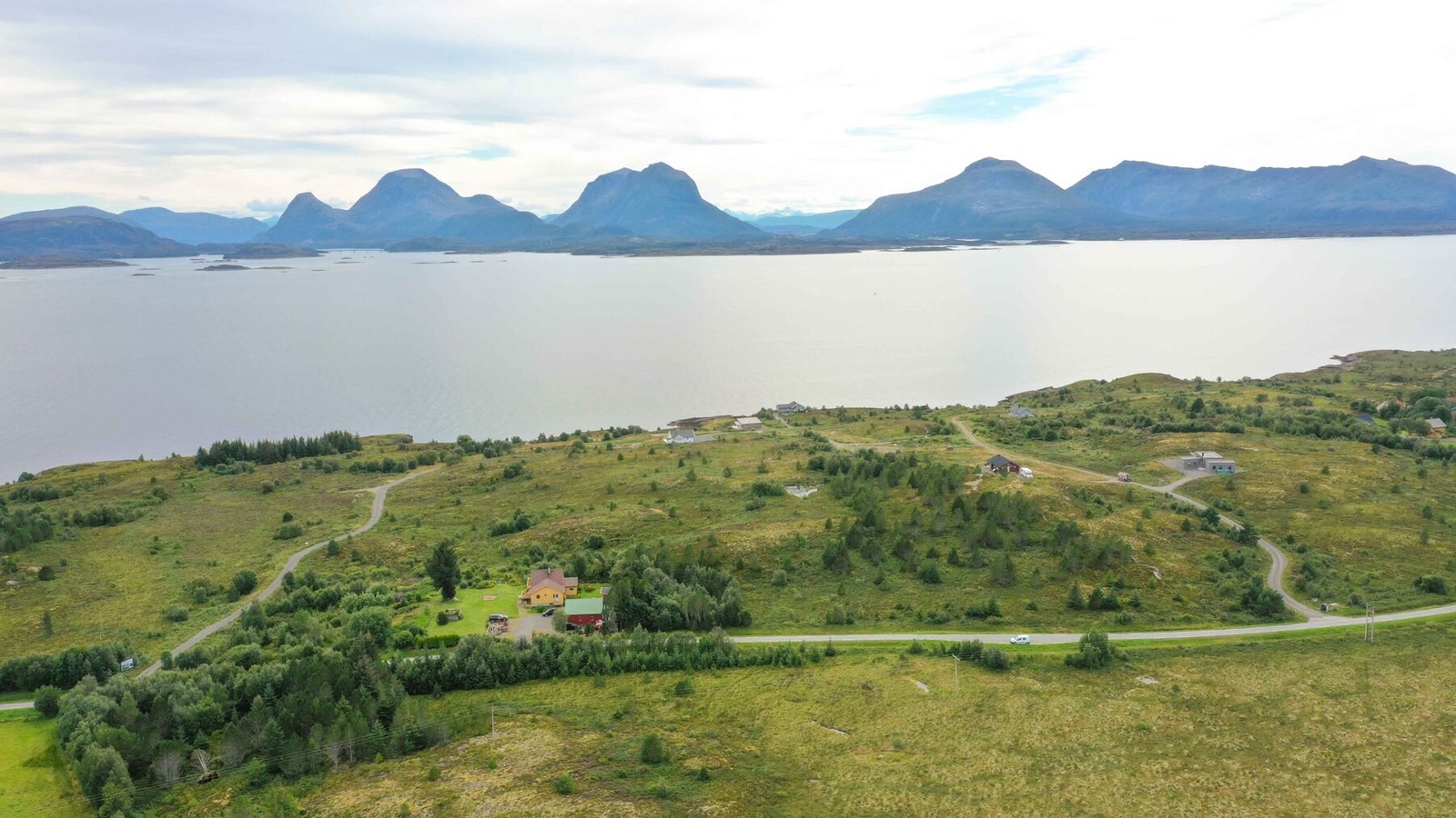 Dronefoto over området med utsikt mot Tustna, Stabblandet og Ertvågsøya Galleribilde