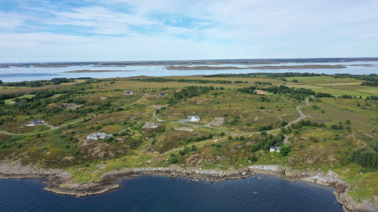Dronefoto fra tomteområdet mot noen av øyene på Smøla Galleribilde