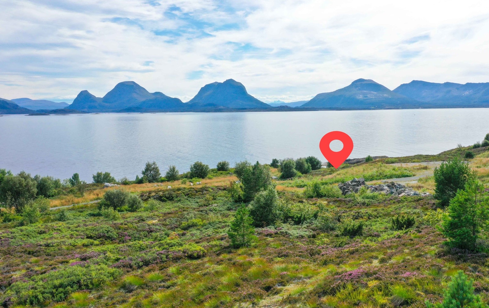 For en fantastisk beliggenhet! Utsikt over Edøyfjorden mot Tustna, Stabblandet og Ertvågsøya. Galleribilde