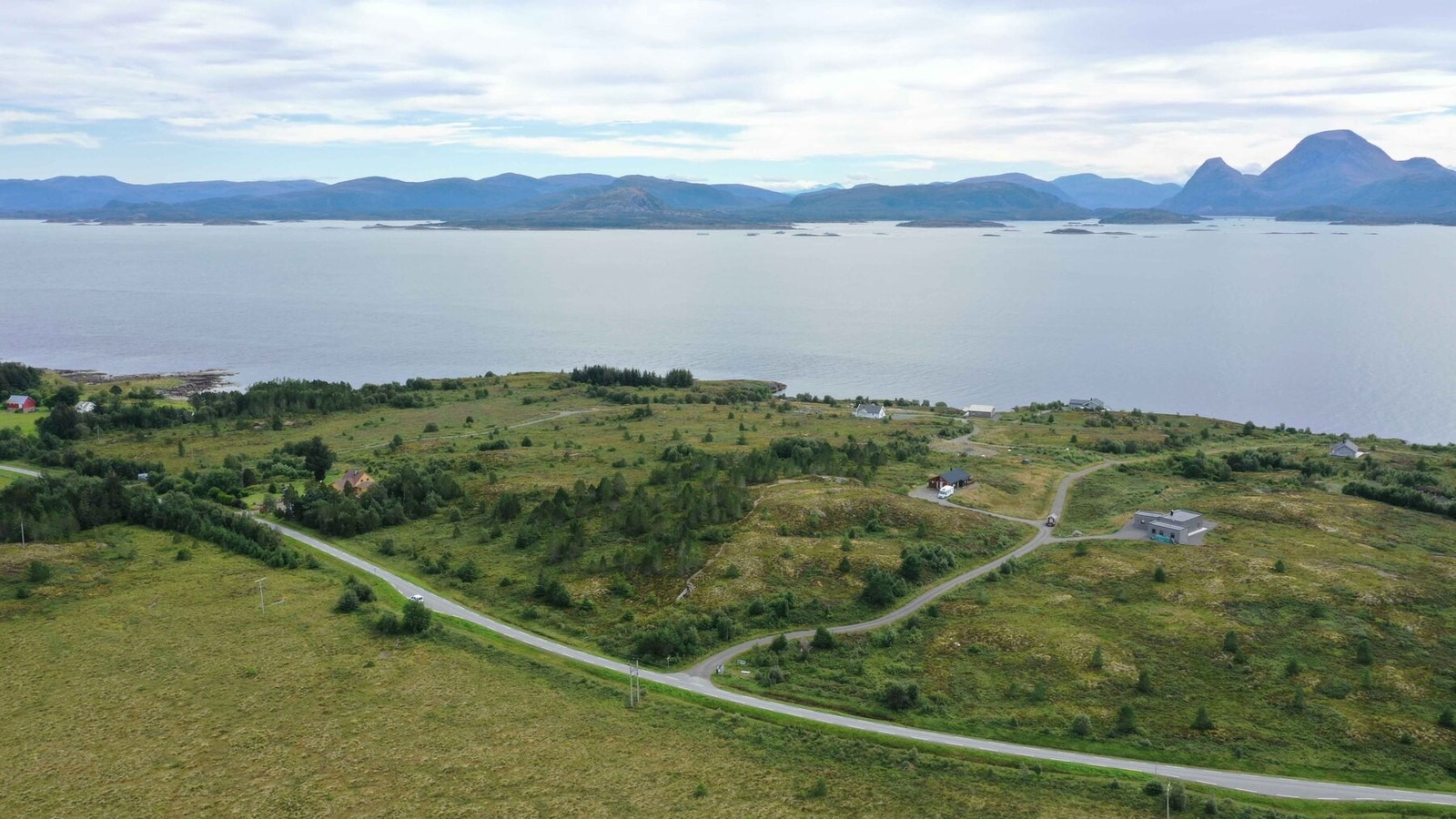 Dronefoto over tomteområdet mot Aure og omegn Galleribilde