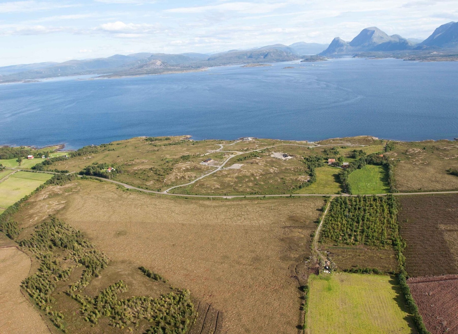Dronefoto over tomteområdet mot Aure og omegn Galleribilde