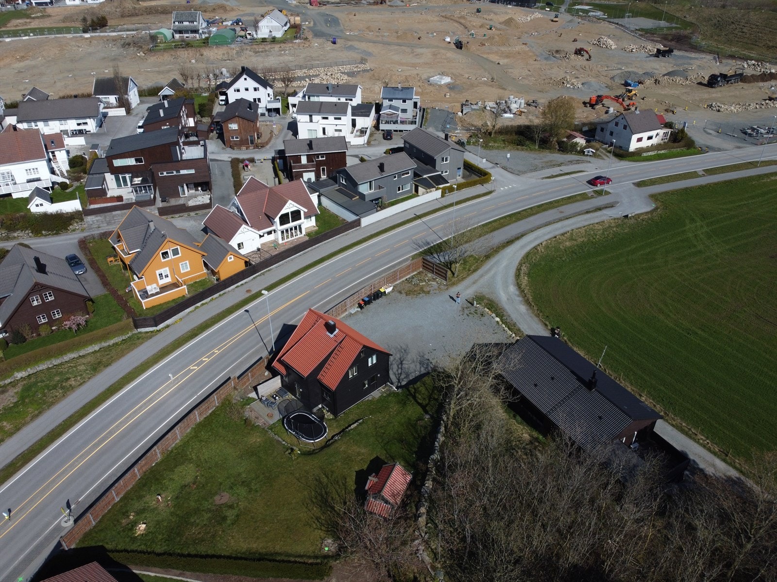 Etablert byggefelt like over veien for eiendommen, Galleribilde