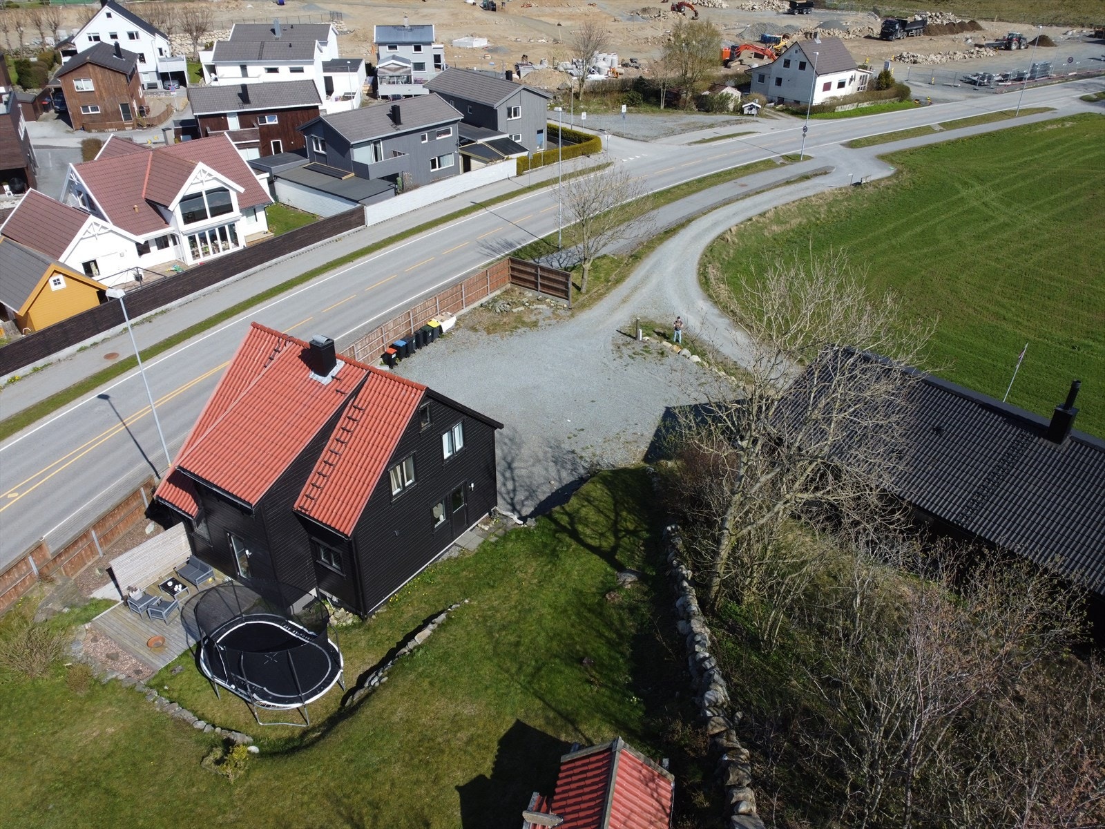 Tomten er merket med Til-salgs skilt. Galleribilde