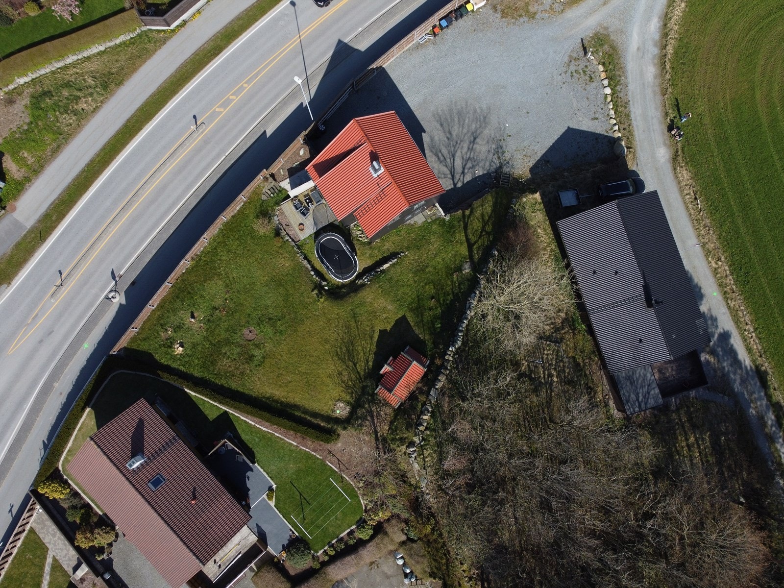 Tomten ligger i landlige omgivelser på Tjøtta. Galleribilde