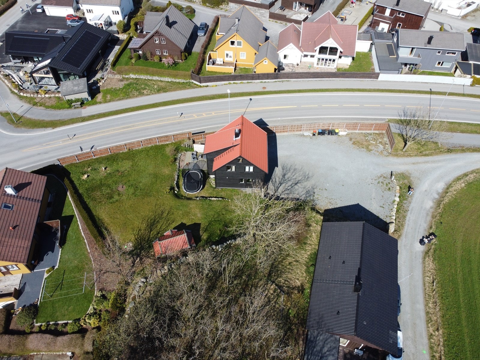 Her er det gangavstand til å Tu skule og Kåsen idrettsanlegg Galleribilde