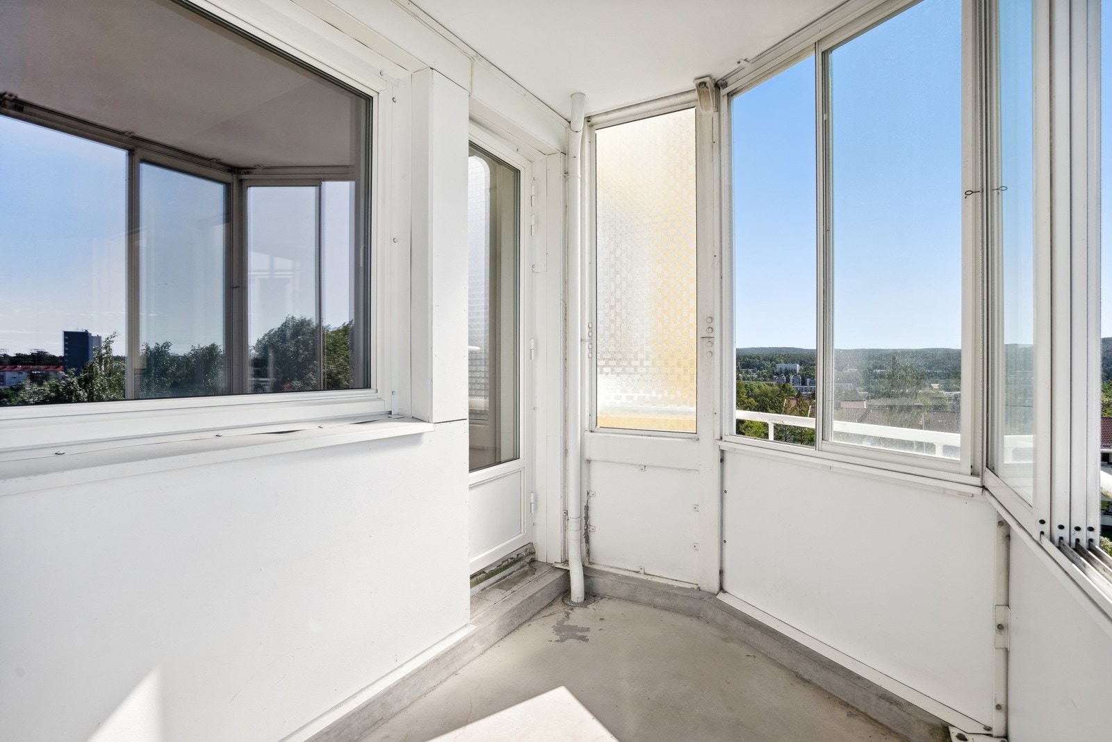 Sydvendt balkon med god plass til utemøbler. Galleribilde