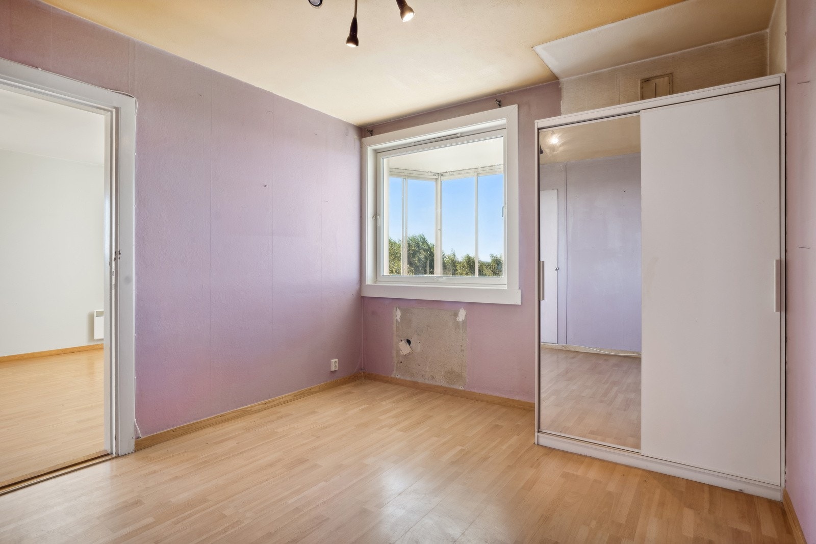I tilknyttning til soverom er det en innvendig bod/kott. Galleribilde