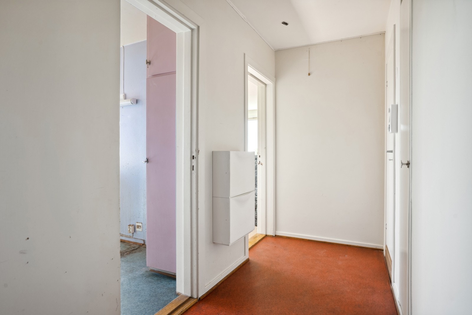 Praktisk entré med plass til å sette fra seg sko og henge fra yttertøy. Galleribilde