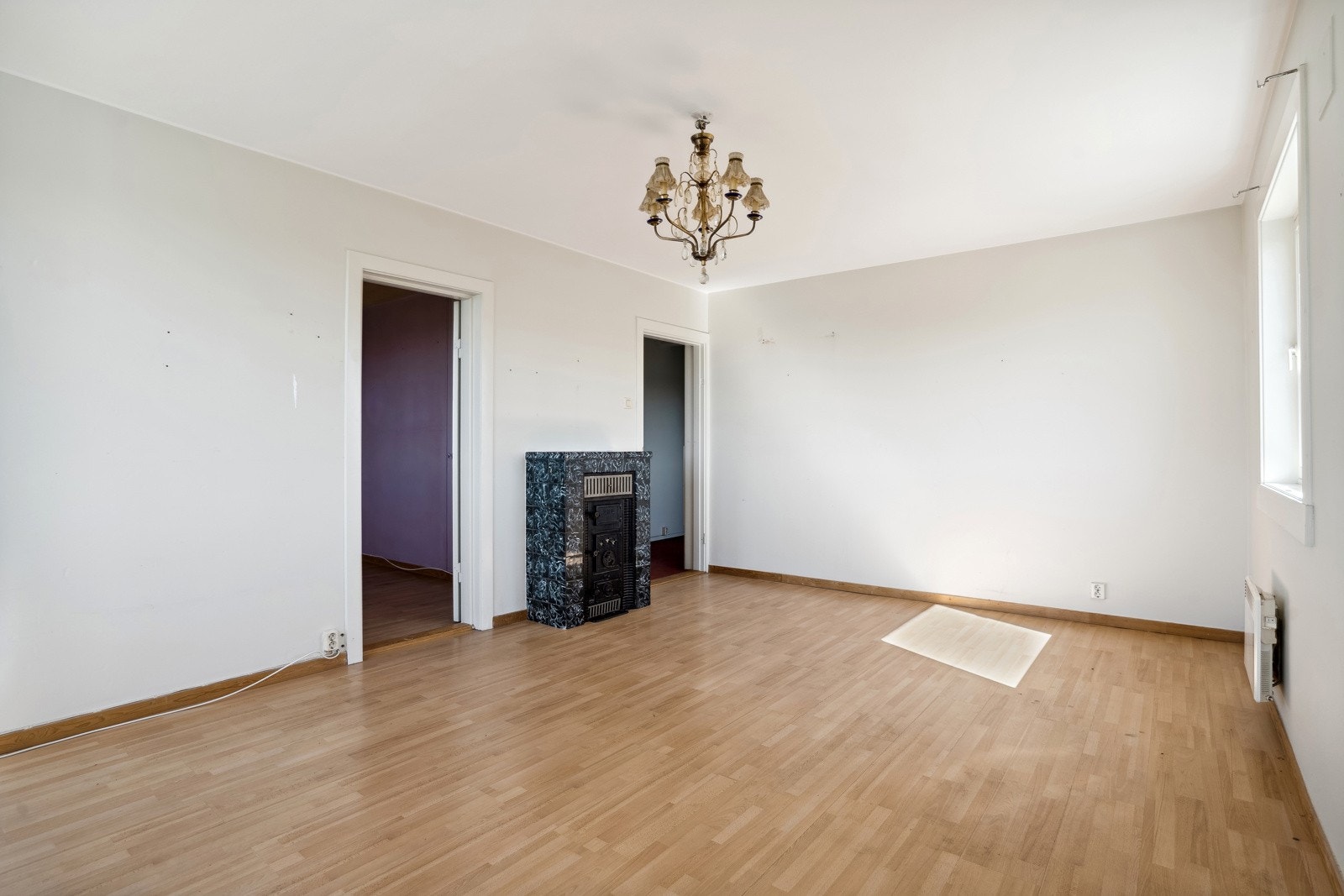 Stuen er utstyrt med peis og har god plass til sofagruppe, TV-benk og spisebord. Galleribilde