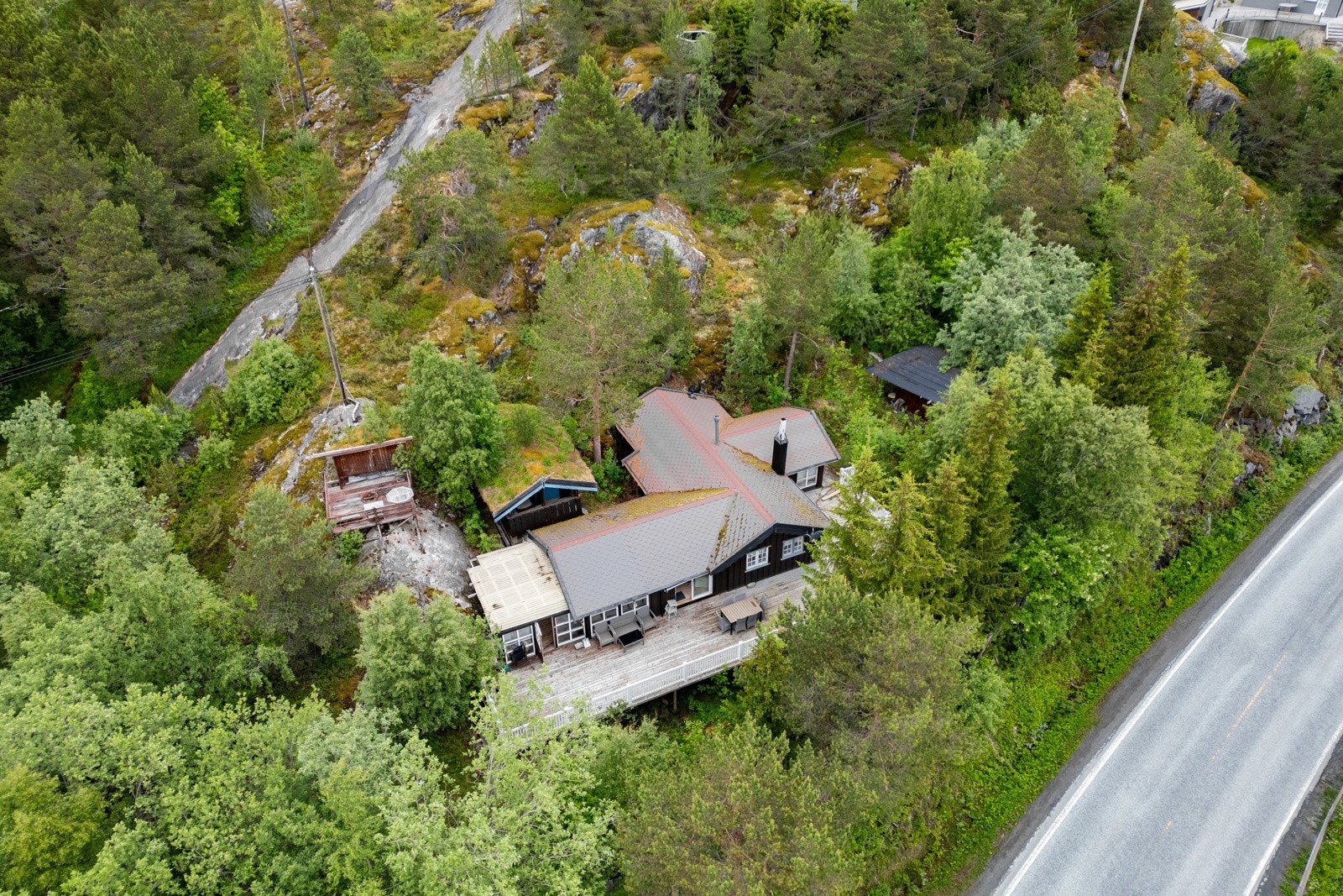 Parkering på parkeringsplass ved veien eller på siden av hytta Galleribilde