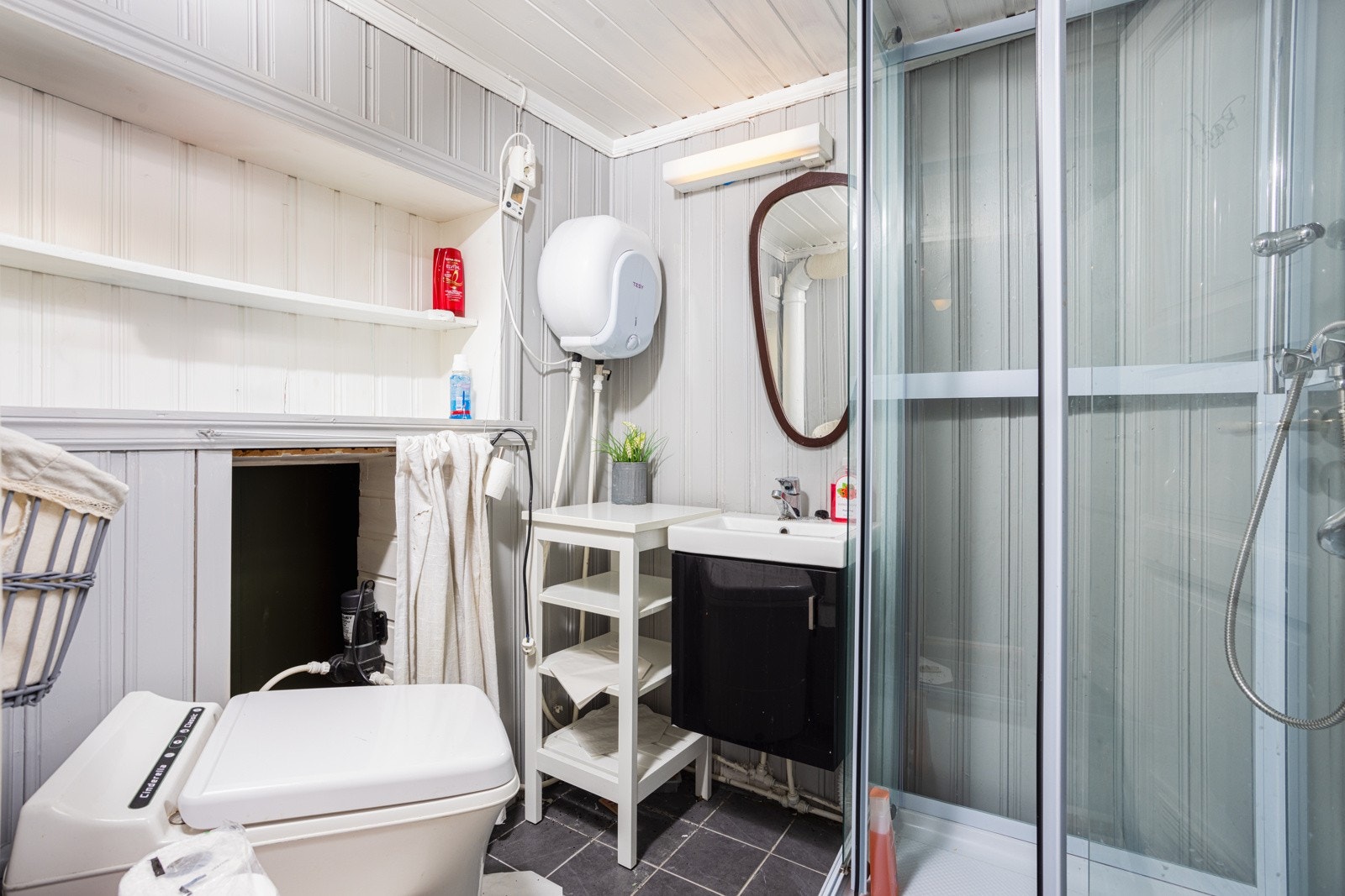 30L vegghengt bereder plassert på bad Galleribilde