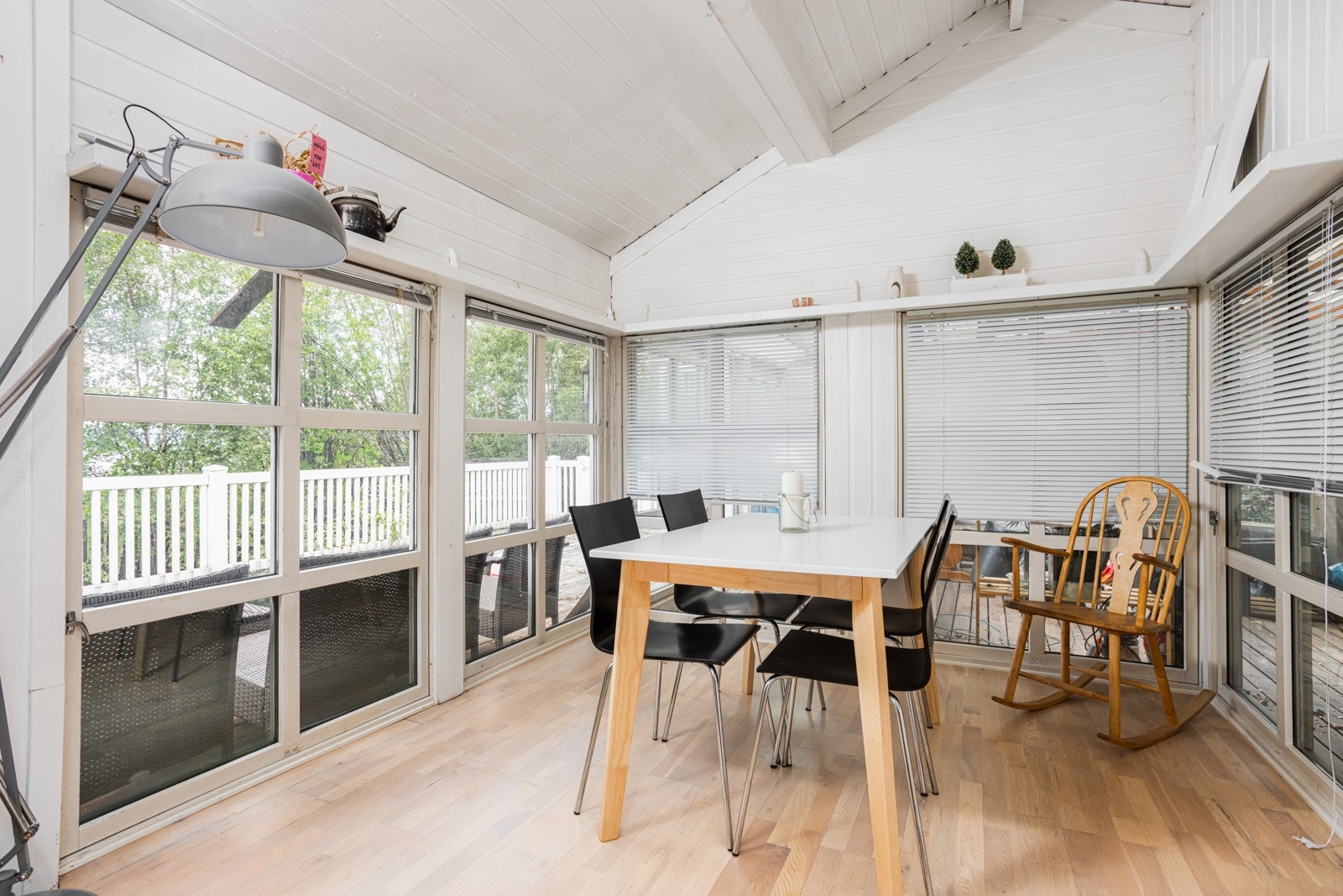 Vinduene gir rikelig med dagslys og en åpen utsikt til uteområdene, samtidig som det skaper en sømløs forbindelse mellom inne- og uteområdene Galleribilde