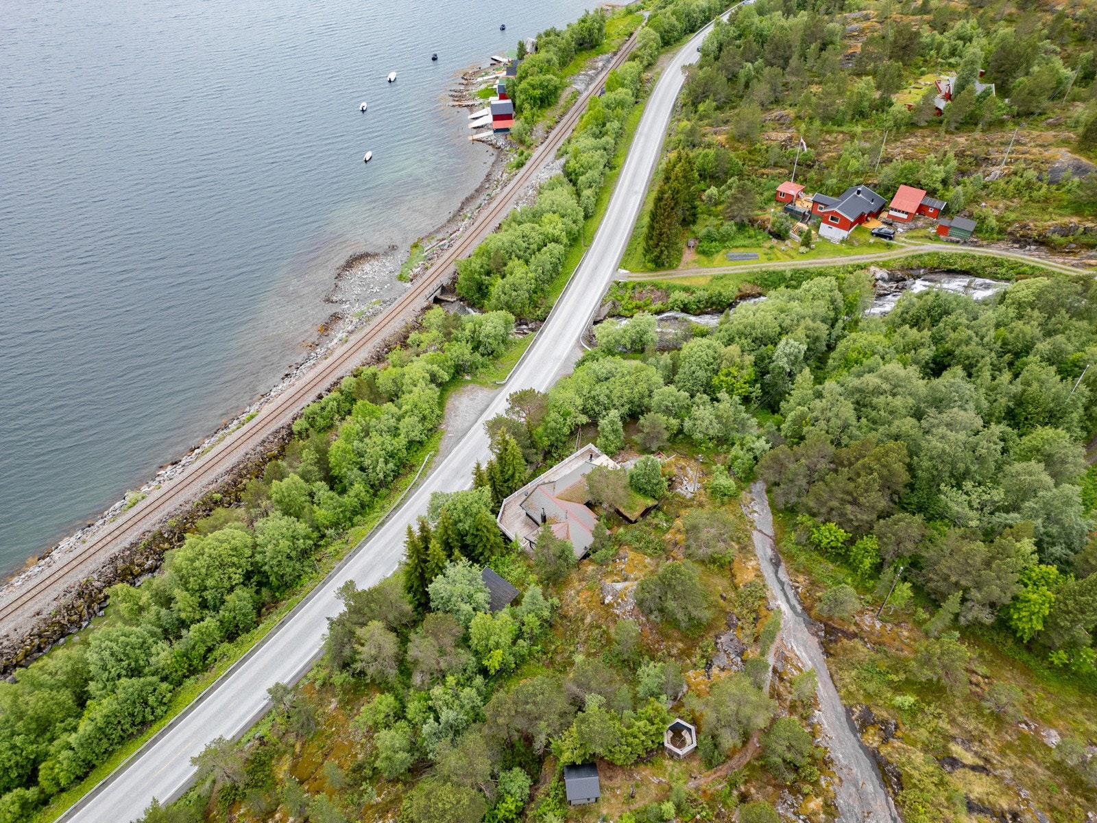 Tilhørende naust plassert i feltet foran boligen Galleribilde
