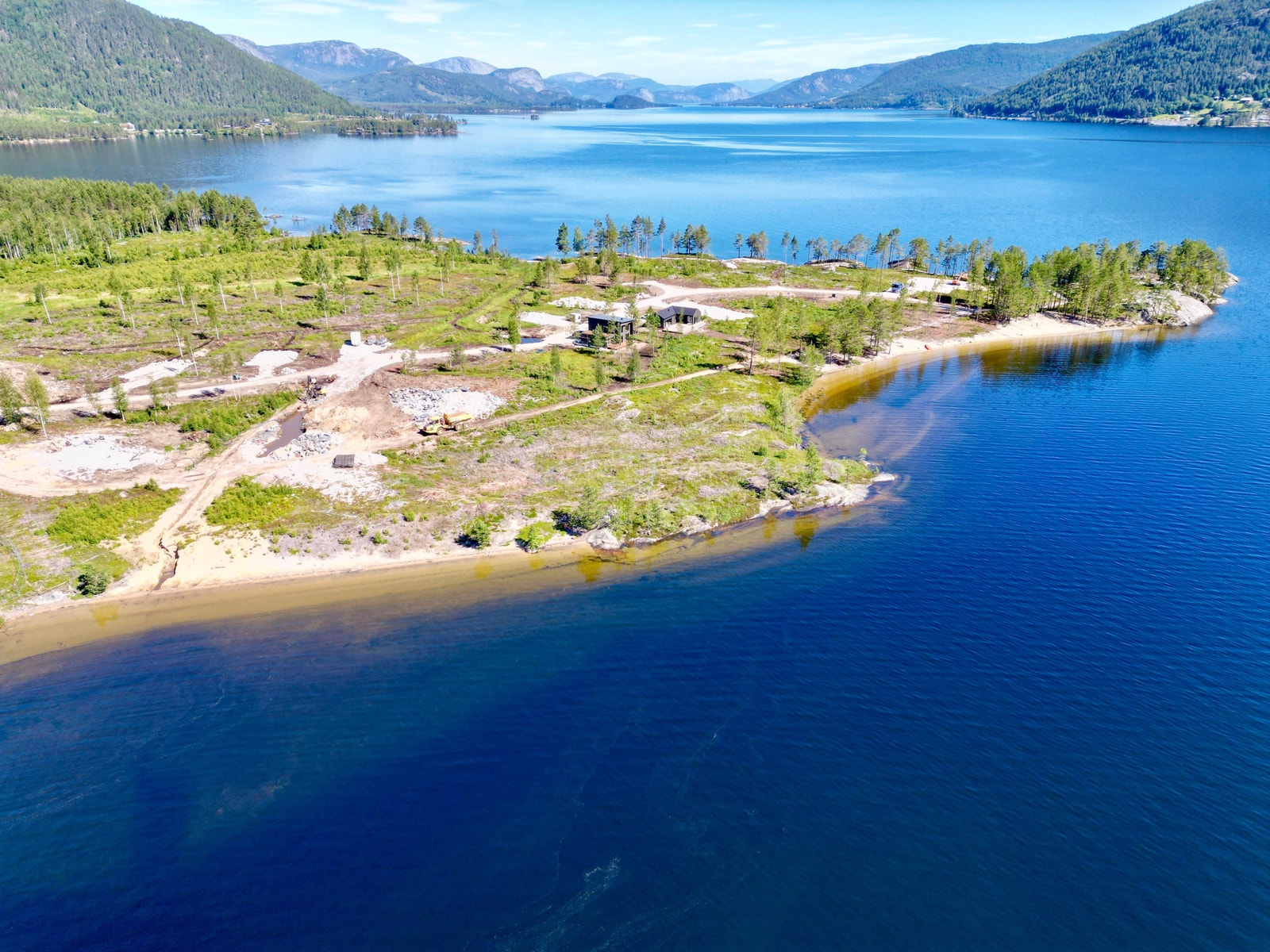 Tomtene ligger på en egen halvøy med strender og svaberg mot innsjøen Nisser Galleribilde