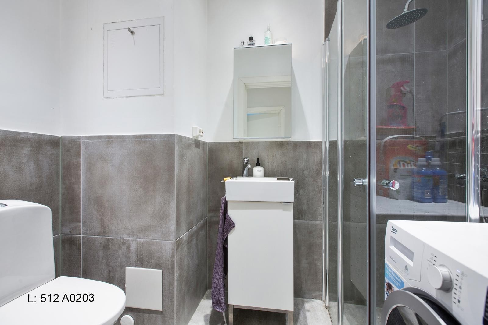 Lyst, flislagt bad med varmekabler. Varmtvann er inkludert. Galleribilde