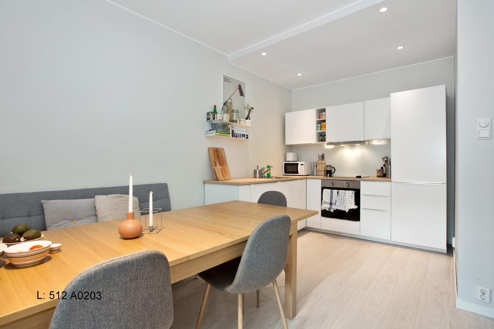 Åpen stue-/kjøkkenløsning med integrerte hvitevarer. Galleribilde