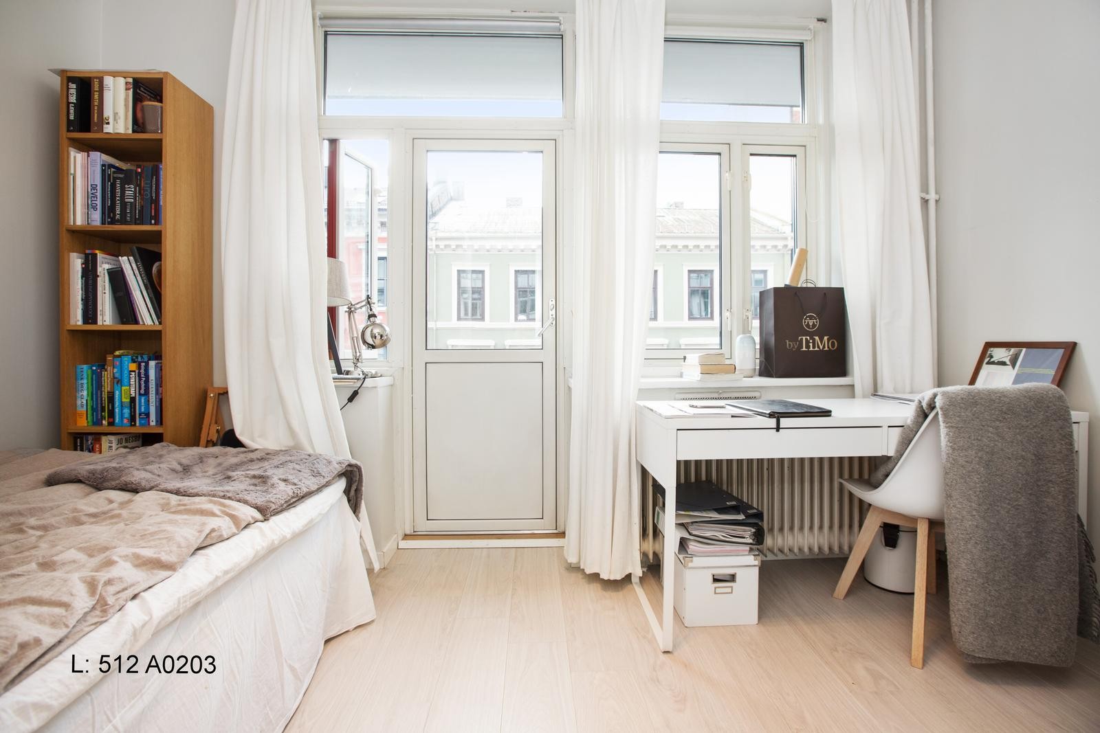 Leiligheten har to soverom. Stuen er skilt av med en skillevegg som gir et ekstra rom (se bilde). Galleribilde