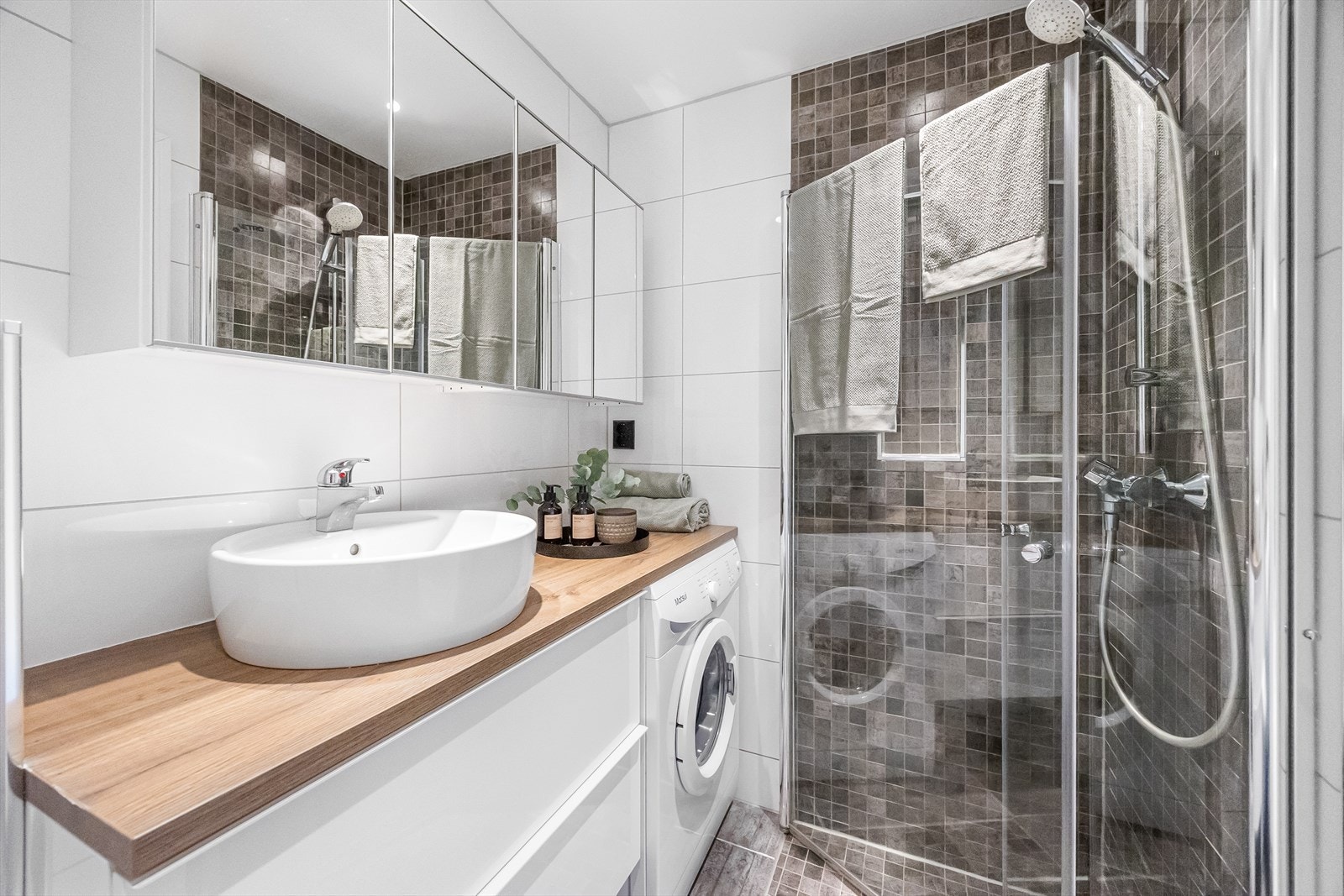 Godt med oppbevaring på badet, samt plassbesparende innfellbare dusjvegger. Galleribilde