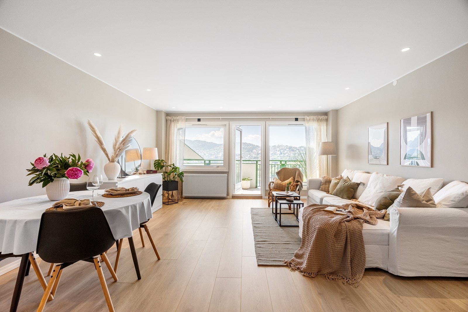 Det er god plass til stor sofagruppe og spisegruppe i stuen. Galleribilde