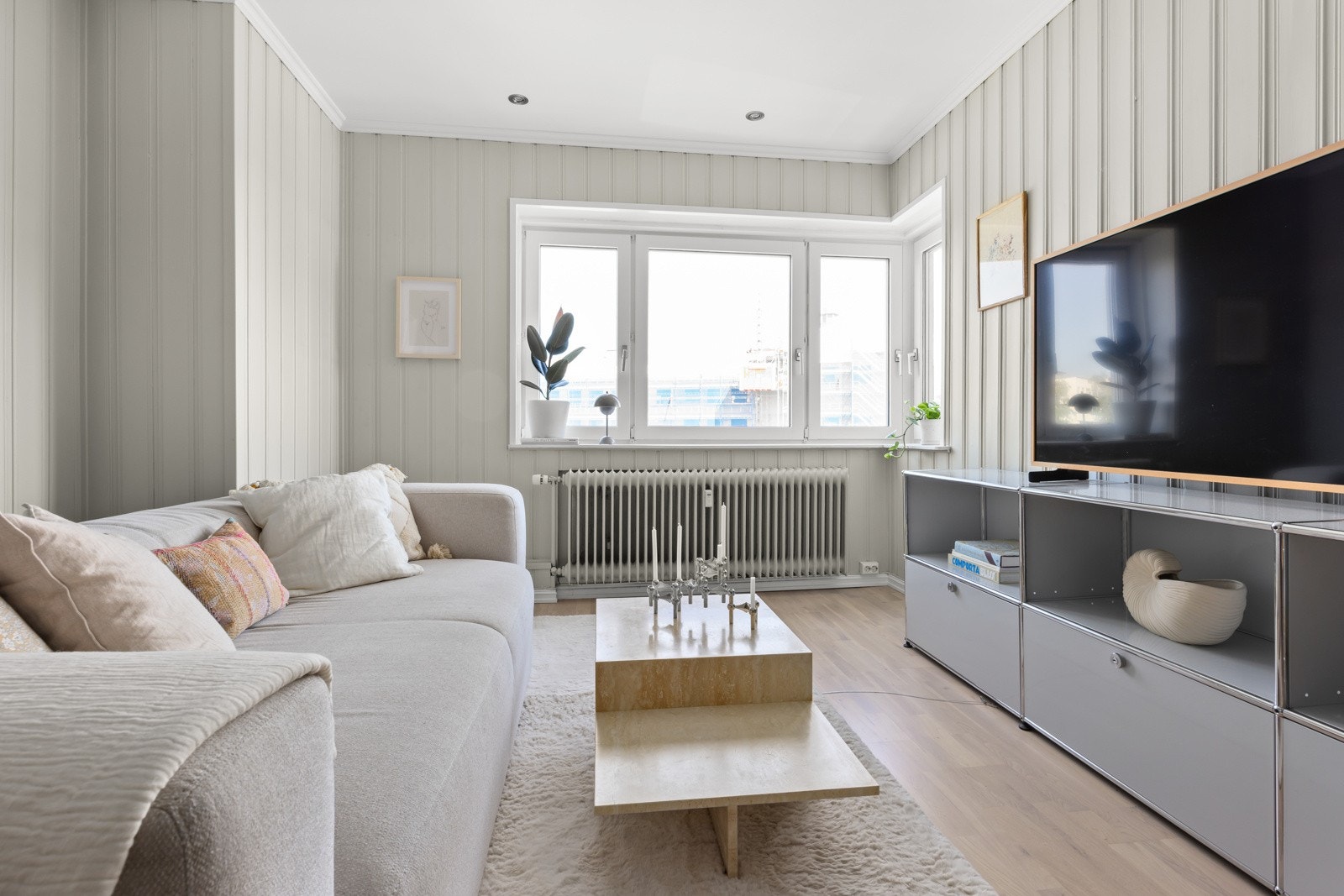 Store vindusflater slipper inn rikelig med naturlig lys. Det er fint utsyn, og lite innsyn. Galleribilde