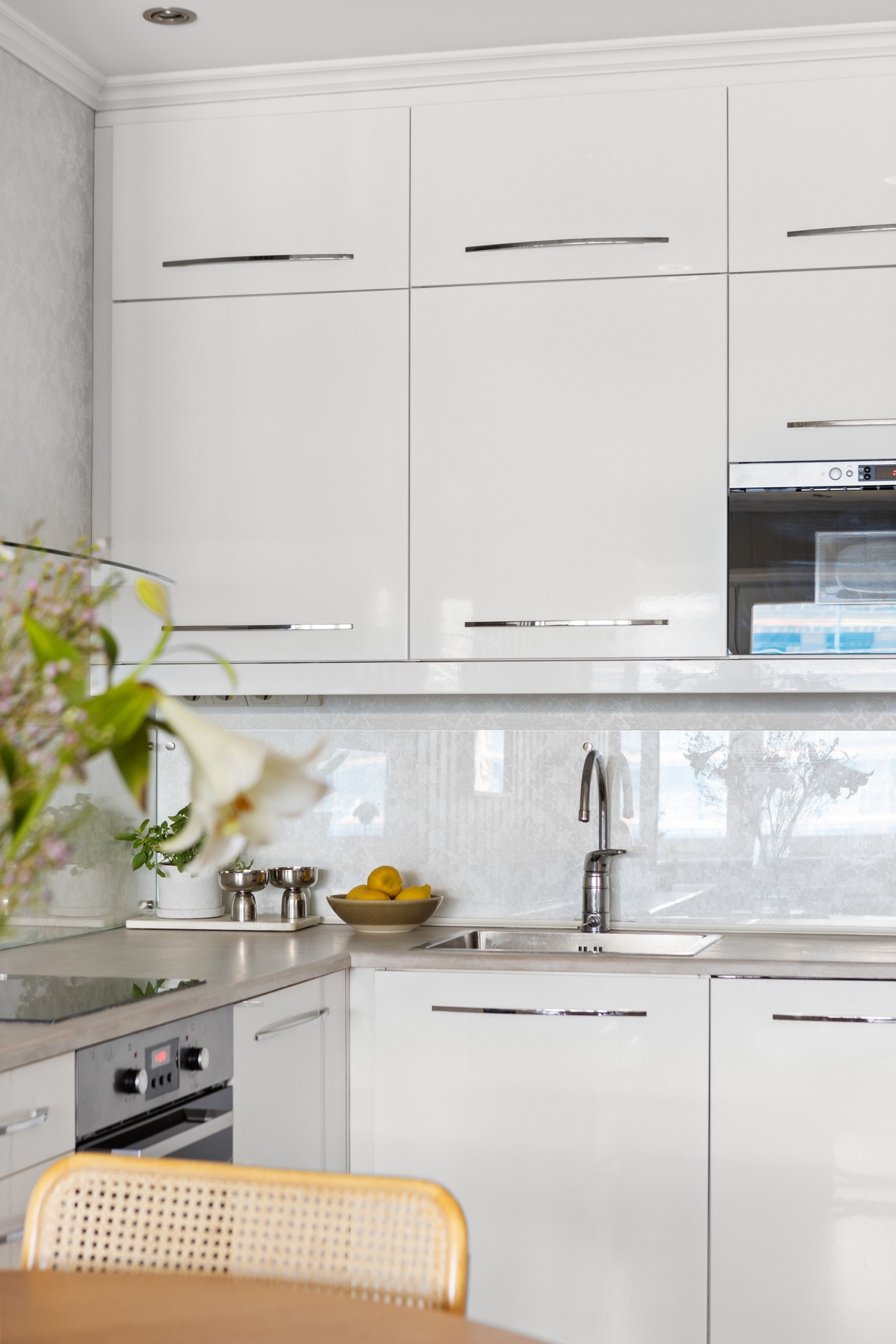 Romslig kjøkkeninnredning med mye skapplass. Galleribilde