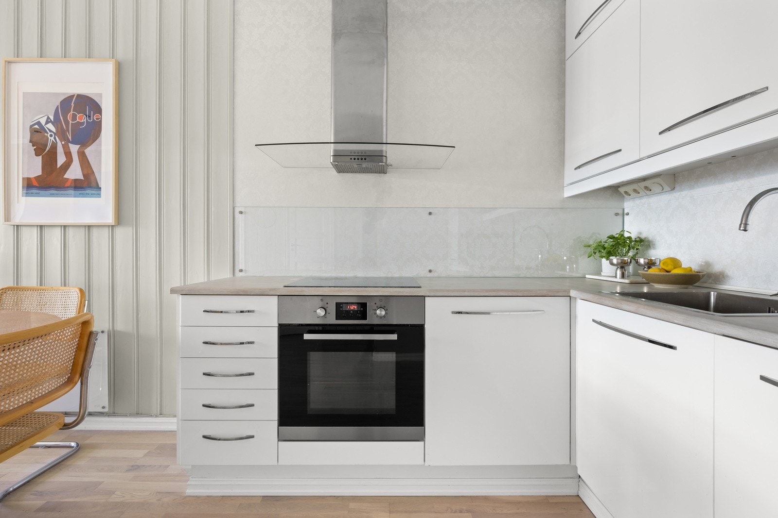 Kjøkkenet er lyst og pent. Galleribilde