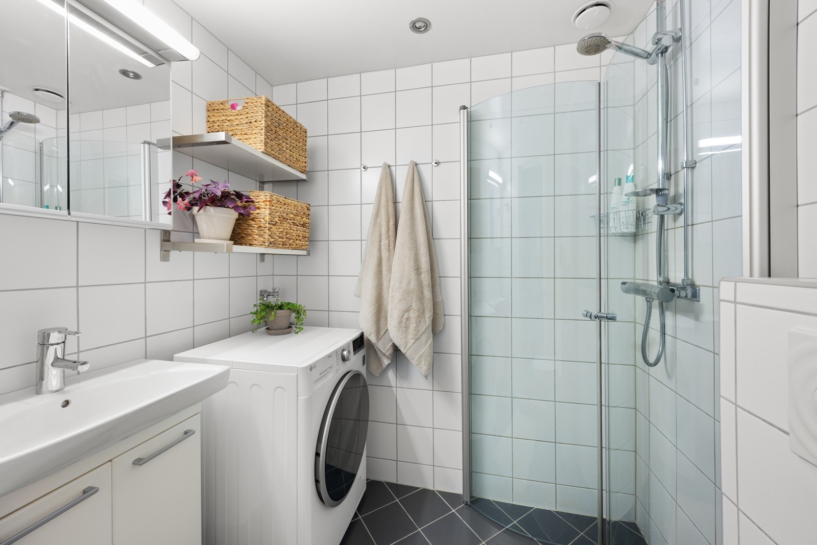 Flislagt baderom fra 2010 med varmekabler i gulv. Galleribilde