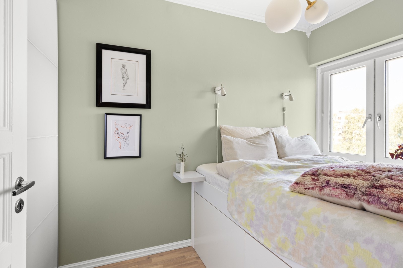 Soverommet vender mot park. Galleribilde