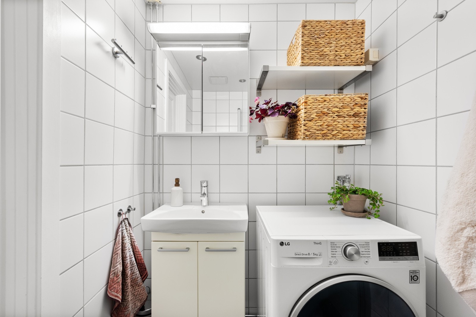 Lyst og pent baderom. Varmtvann er inkludert i felleskostnadene. Galleribilde