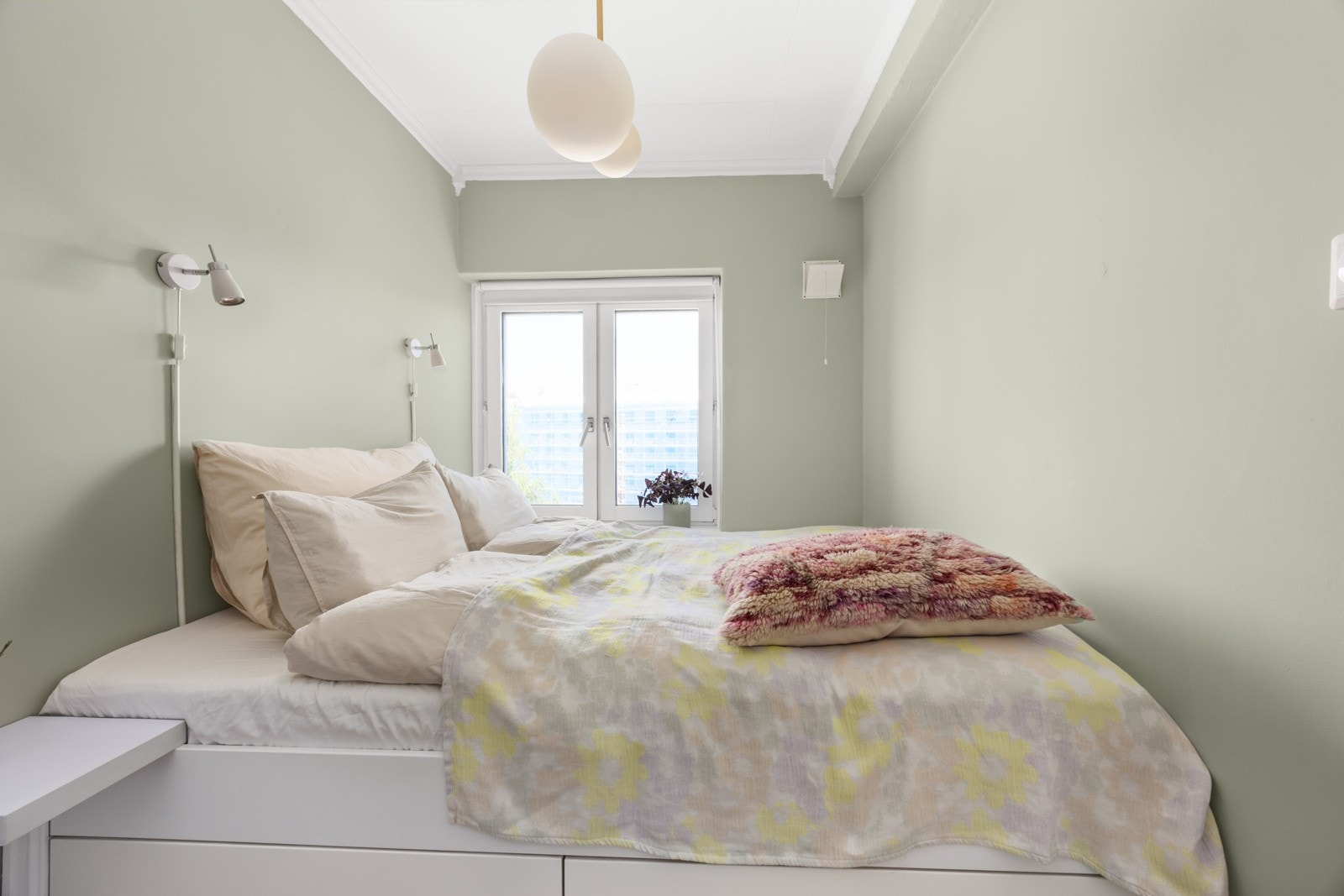 God plass til seng og godt med oppbevaringsplass under seng og i medfølgende garderobeskap. Galleribilde