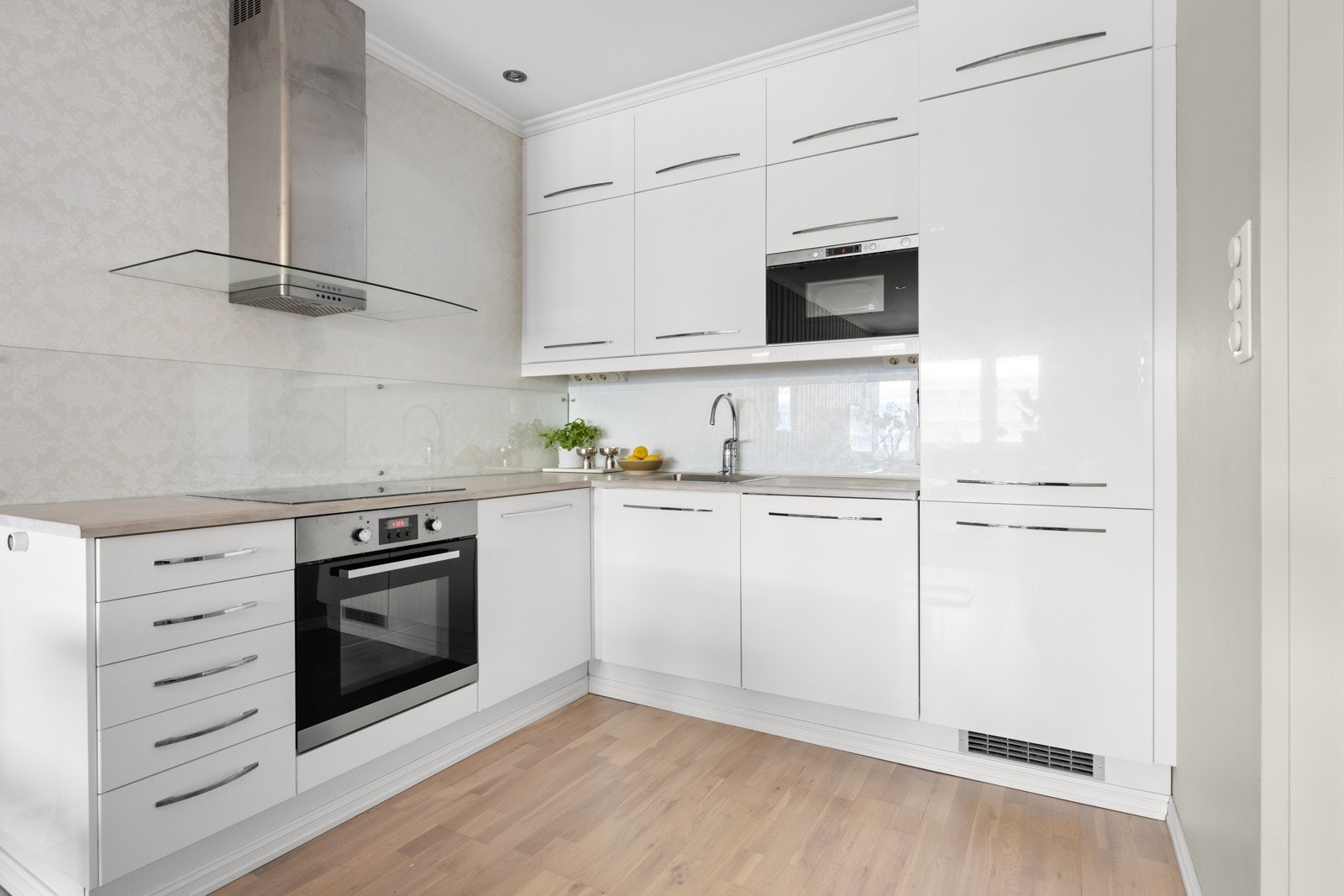 Høyglans fronter, benkeplater av heltre. Integrerte hvitevarer medfølger. Galleribilde