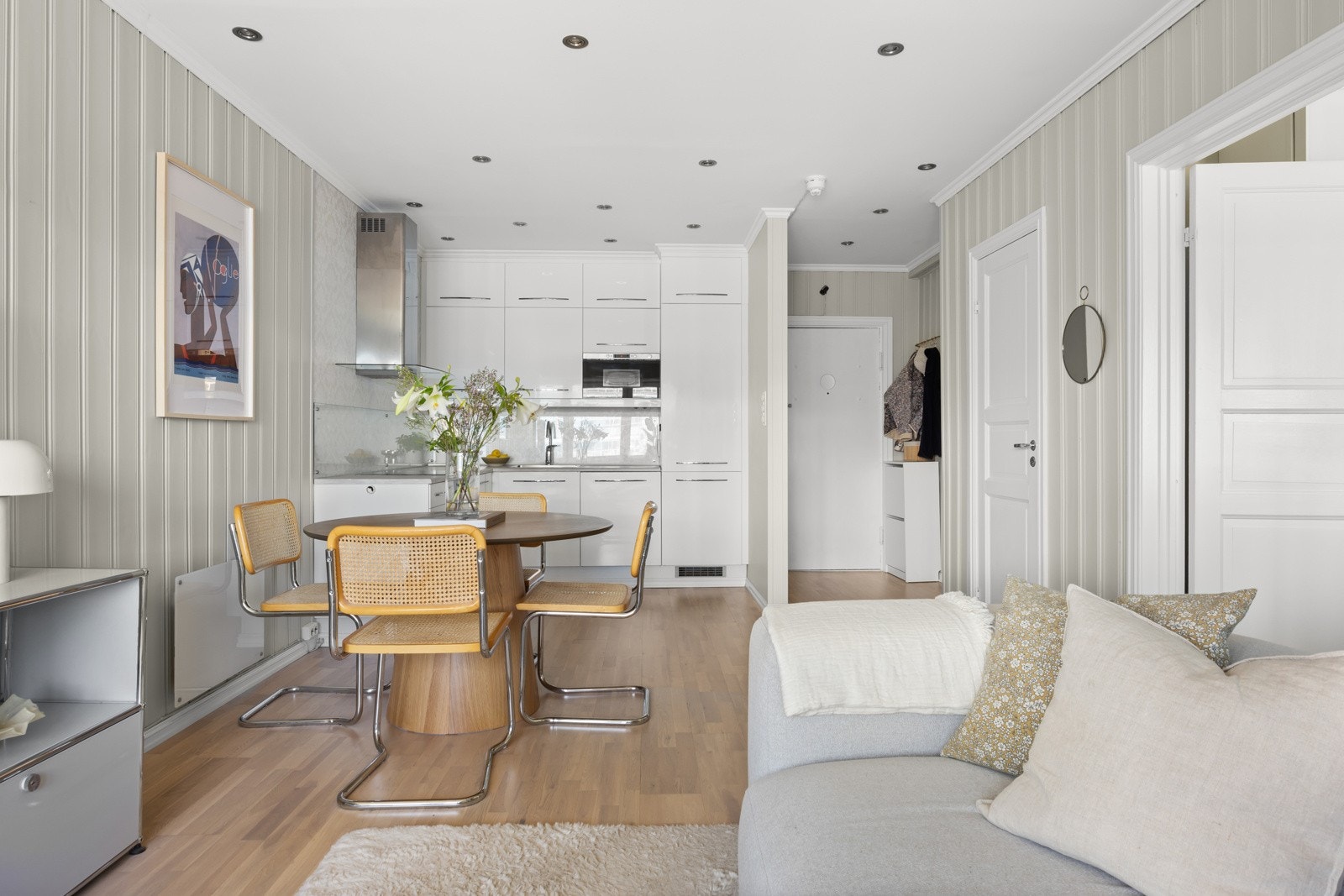 Plass til spisegruppe, sofa og tv-møblement. Galleribilde