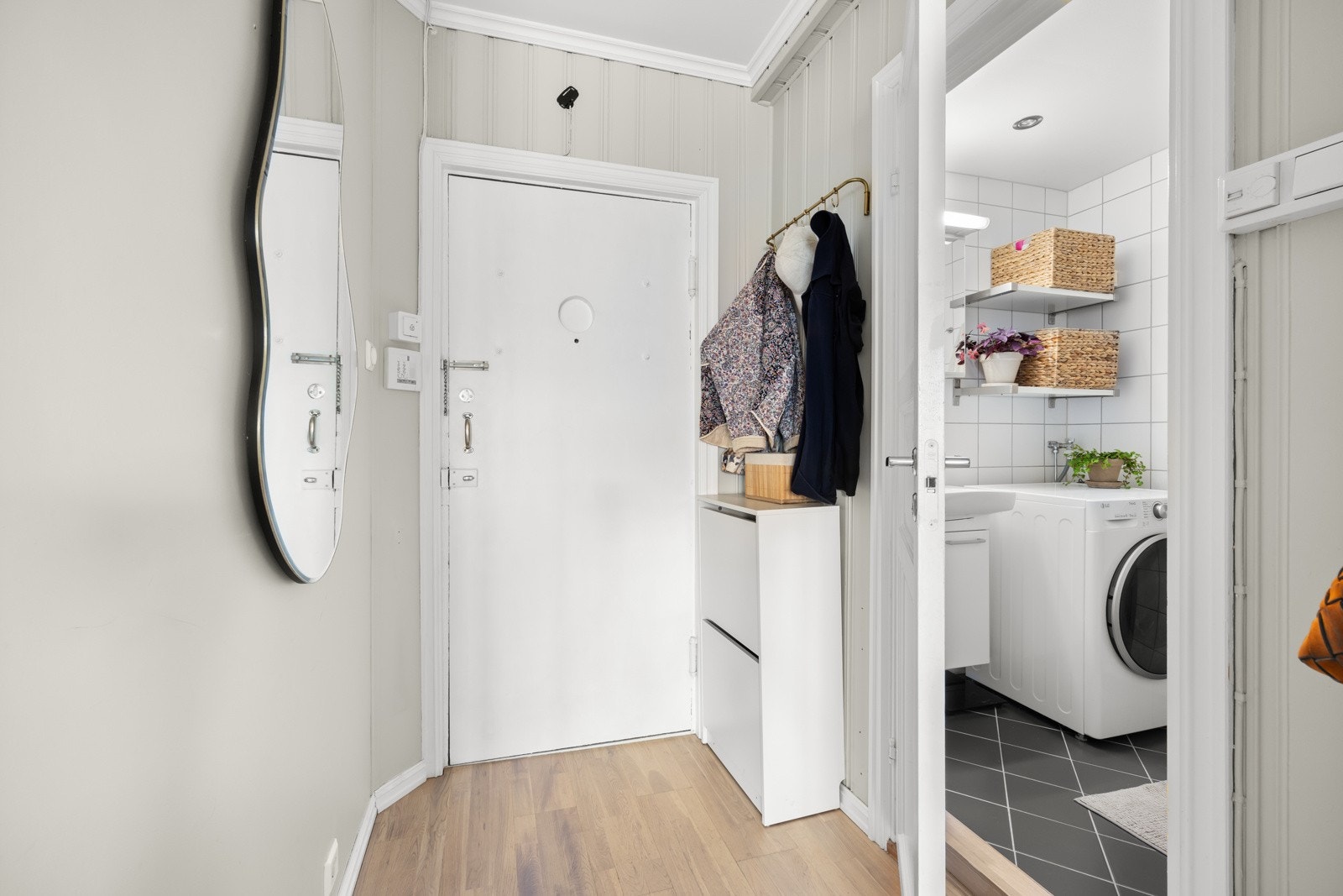 Gang/Entré med dørcalling. Galleribilde