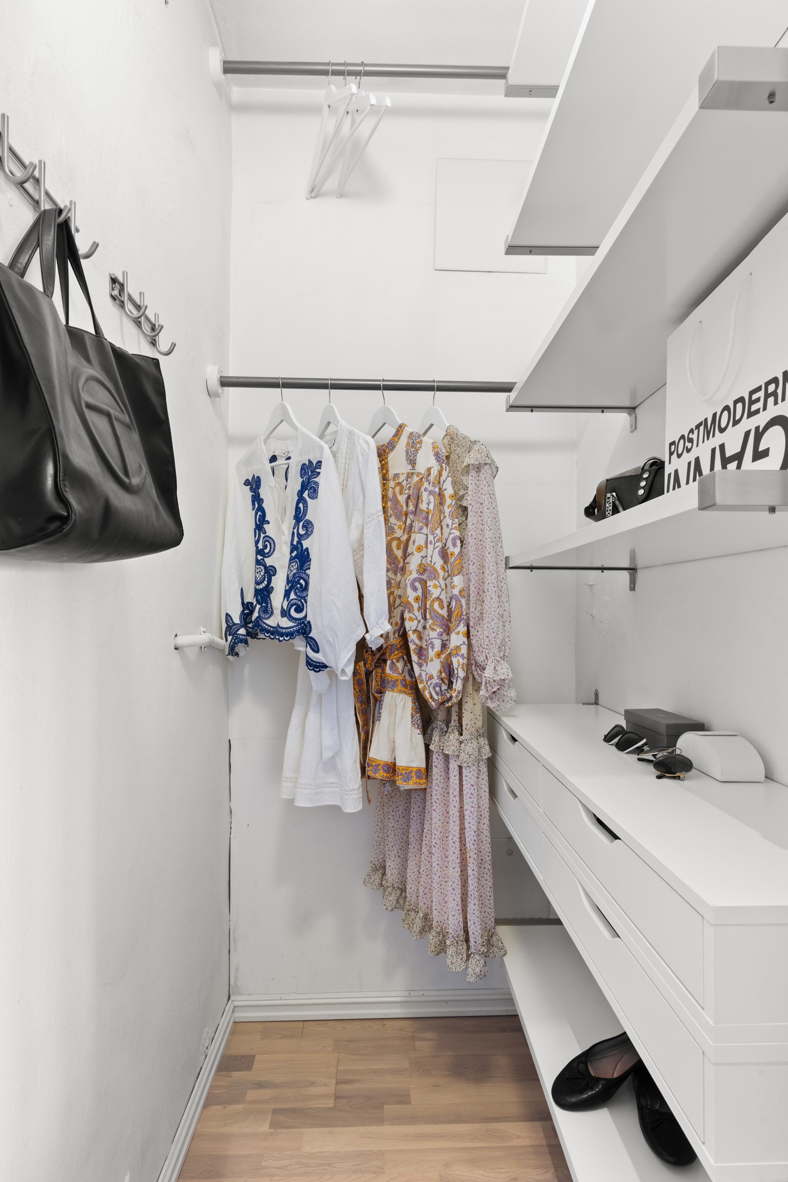 Walk-in-closet / innvendig bod for oppbevaring og lagring. Leiligheten disponerer også bod i kjeller. Galleribilde