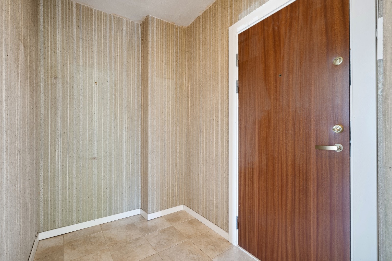 Praktisk entré med plass til å sette fra seg sko og henge fra seg yttertøy. Galleribilde