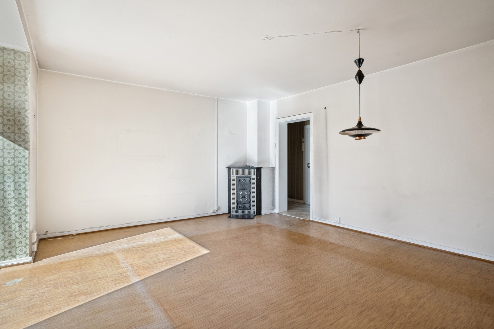 Stuen er av størrelse og har plass til sofagruppe, TV-benk og spisebord. Galleribilde