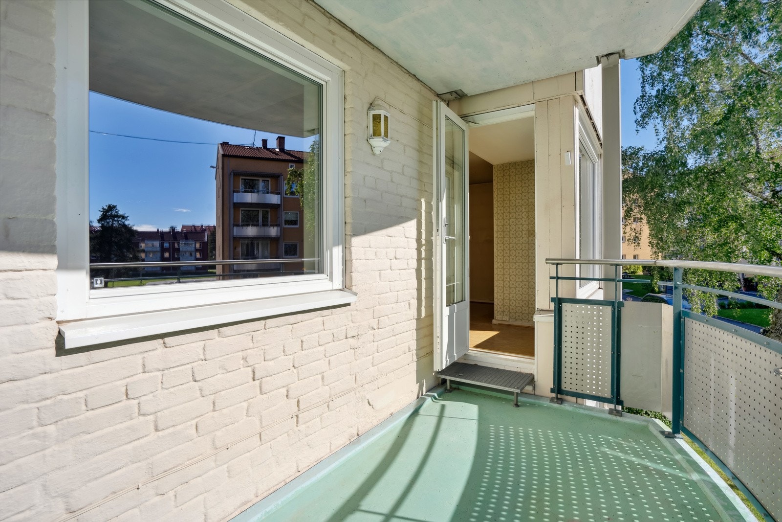 Balkongen har god plass til utemøbler. Galleribilde