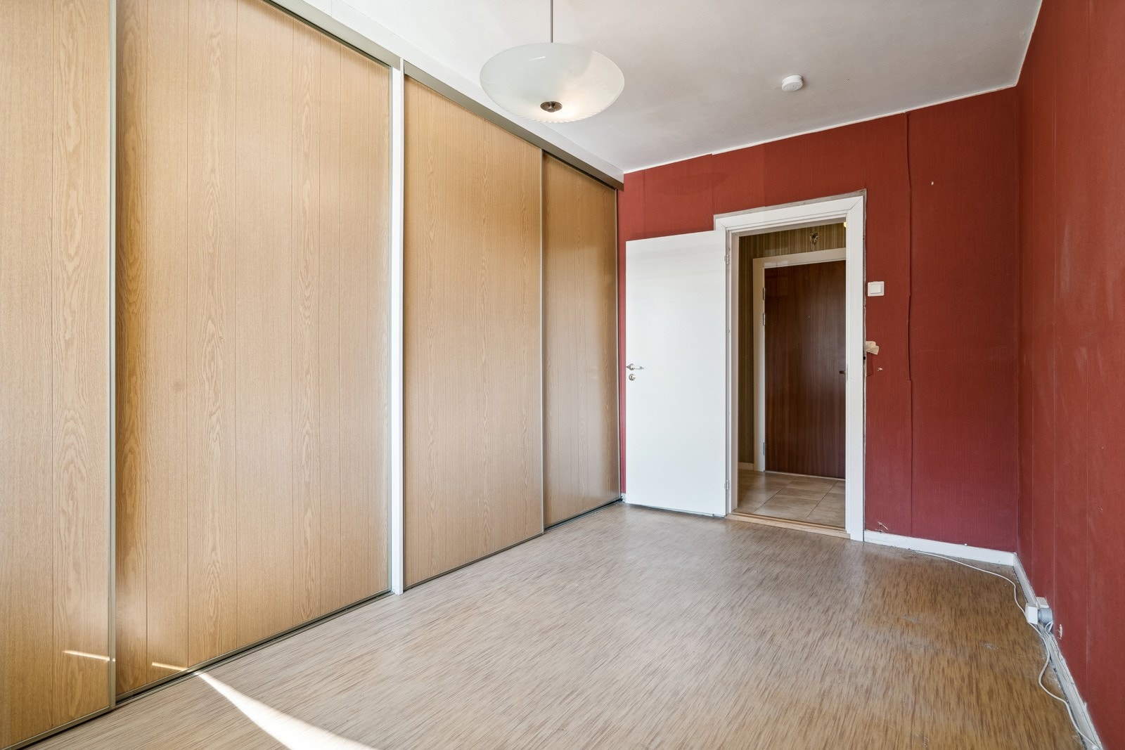 Soverom med plass til dobbeltseng, nattbord og garderobeløsninger Galleribilde