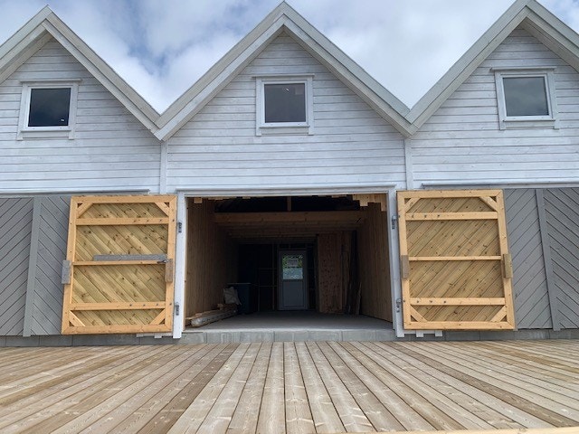 Utvendig gjenstår det å montere tre-skjørt langs bryggene og sikring/gjerde mot naboer. Dette vil bli montert fortløpende. Galleribilde