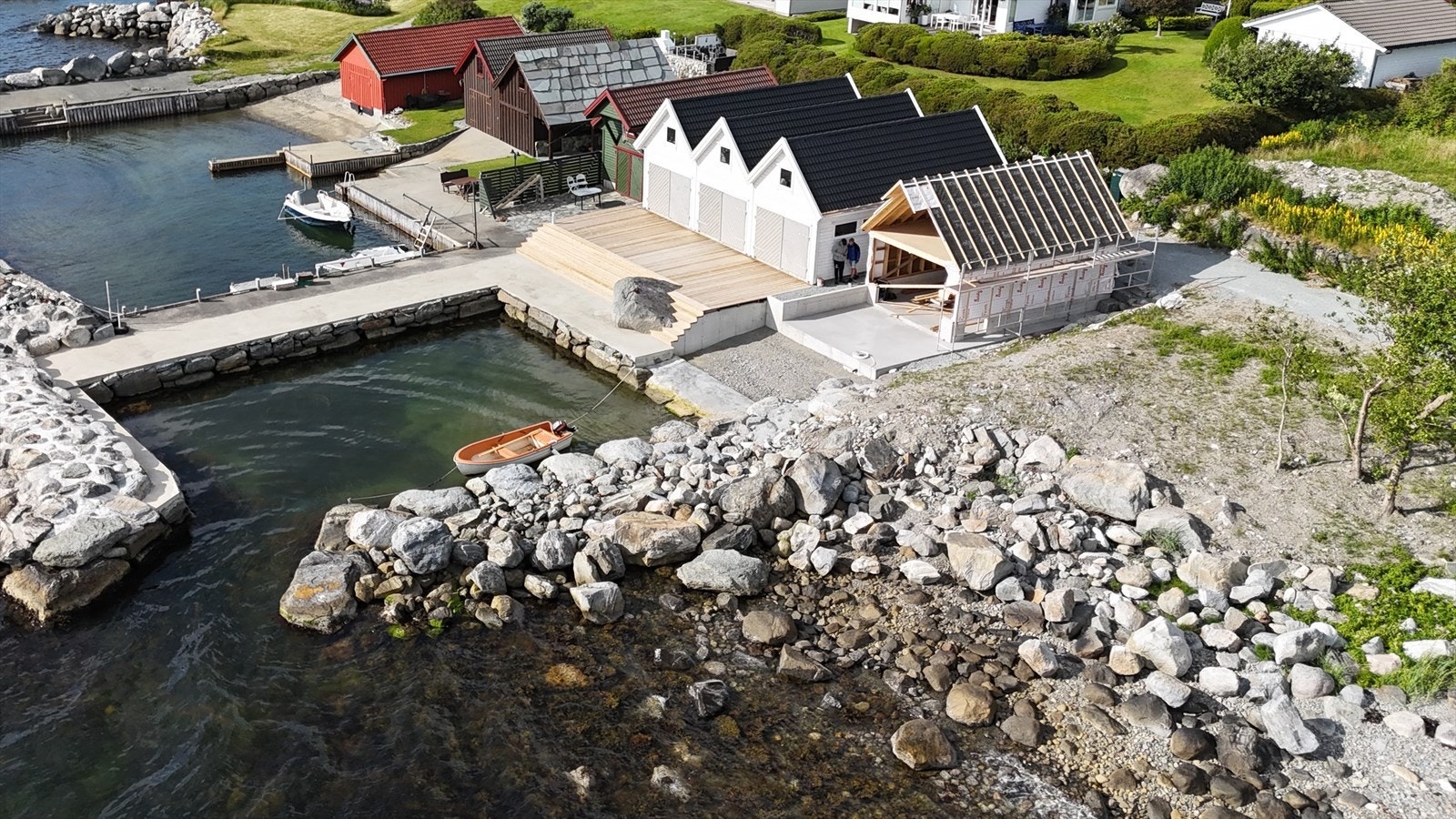 Hvert naust får hver sin båtplass (opptil 20 fots båt), samt 1-2 gjesteplasser på deling. Galleribilde