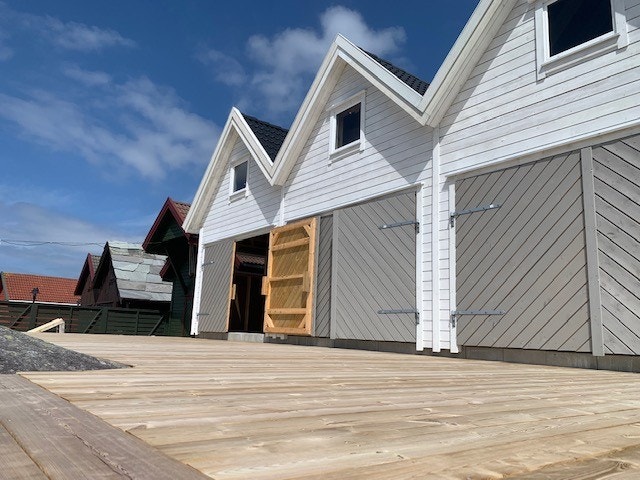 Det er tenkt at hvert naust benytter det uteområde/platting som naturlig ligger like utenfor sitt naust. Galleribilde